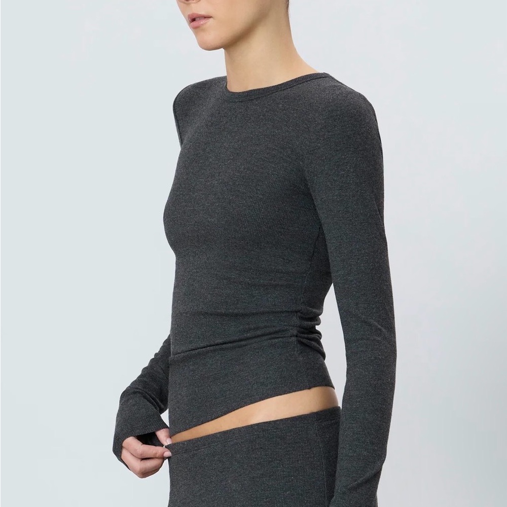 ETERNE LONG SLEEVE FITTED TOP CREW NECK 
$135